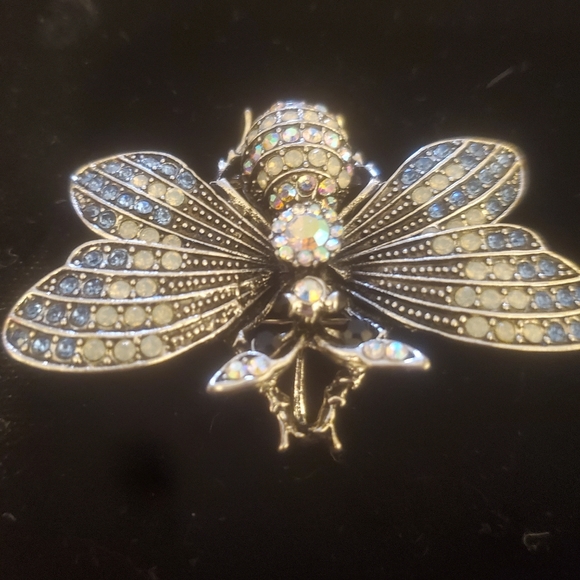 New Rhinestone Bee Brooch. - Picture 3 of 16